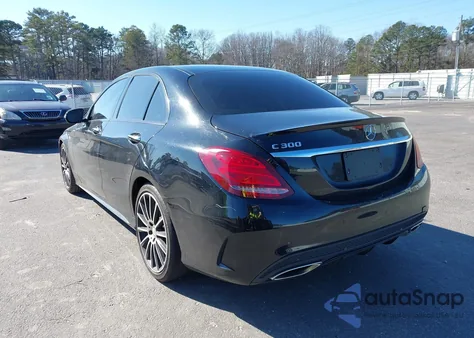 2017 Mercedes-Benz C 300 Luxury/Sport z USA, uszkodzony, nr VIN 55SWF4JB4HU203596